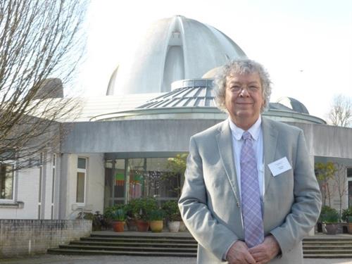 Prof. Weber vor dem Kaetsu Centre der Universität Cambridge